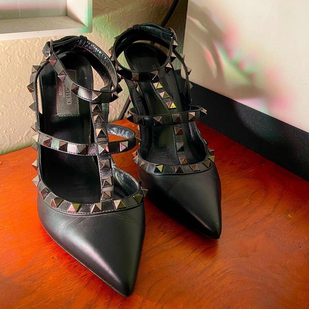Valentino Rockstud Cage Heels in Noir